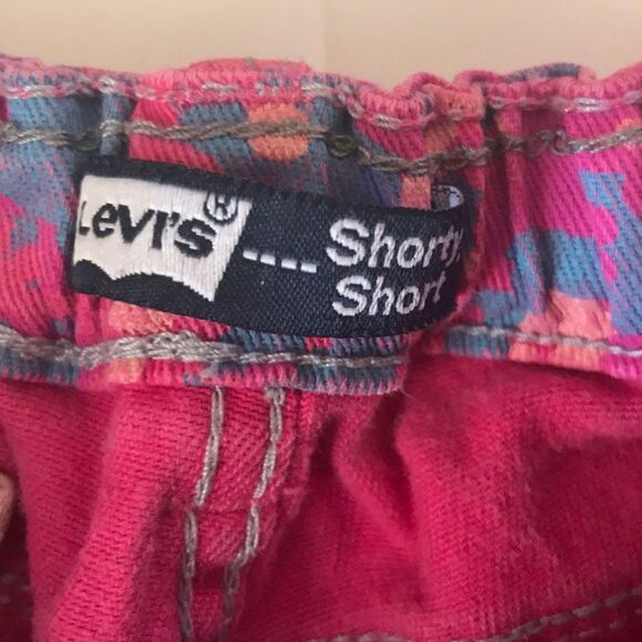 ✨Levi’s Shorty Short Pink paint splatter - Picture 4 of 5